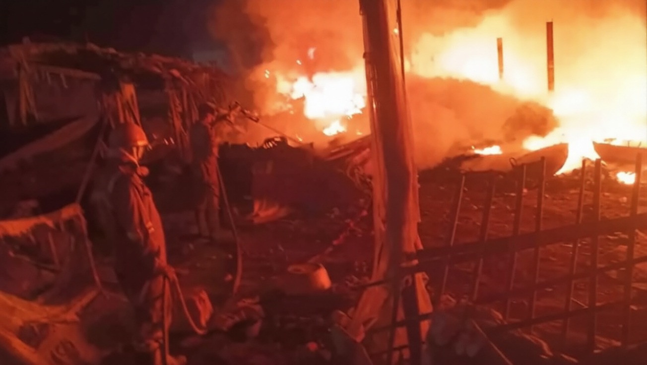 Hapur News: हापुड़ के कबाड़ गोदाम में भीषण आग, इलाके में मची अफरा-तफरी Hapur News: हापुड़ के कबाड़ गोदाम में भीषण आग, इलाके में मची अफरा-तफरी