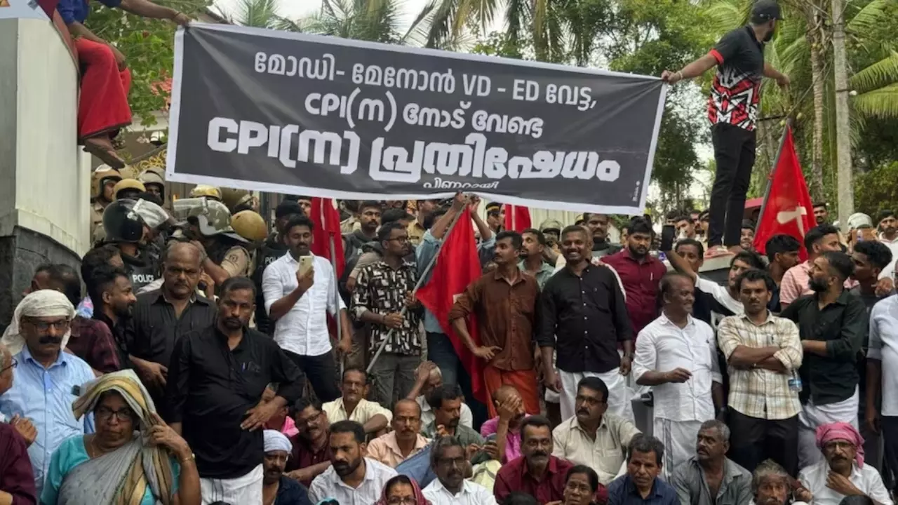 Kerala News :  पिनराई विजयन मामले में तनाव, प्रदर्शनकारियों ने अधिकारियों की गाड़ी घेरकर किया हमला