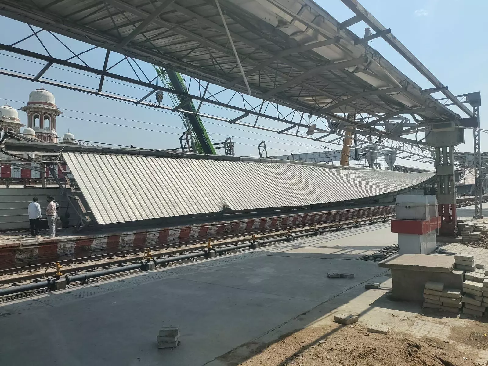 Charbagh Railway Station accident : लखनऊ के चारबाग स्टेशन पर अफरा-तफरी, भारी टीन शेड गिरने से तीन लोग घायल