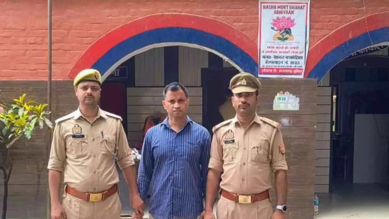 Azamgarh News : “आजमगढ़ में रेलवे नौकरी का झांसा देकर लाखों की ठगी, आरोपी के खिलाफ केस दर्ज”