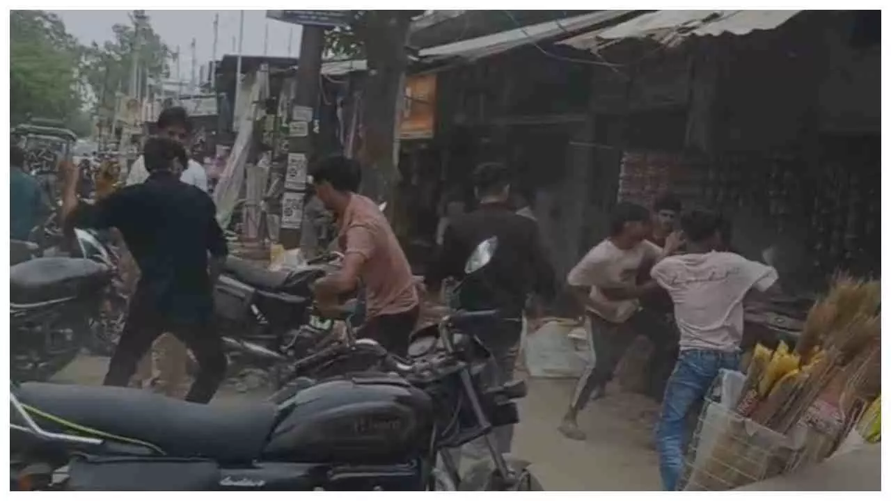 Hapur News : हापुड़ के सिंभावली में बवाल,सड़क बनी रणक्षेत्र,दो गुटों की भिड़ंत से तनाव