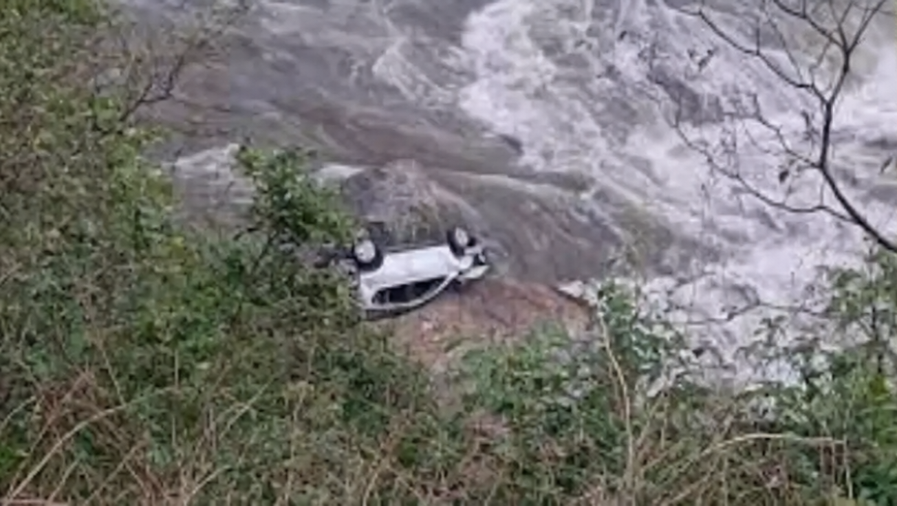 Chamba Road Accident :  हिमाचल में बड़ा सड़क हादसा,साच पास मार्ग पर खाई में समाई गाड़ी, सभी सवार लापता