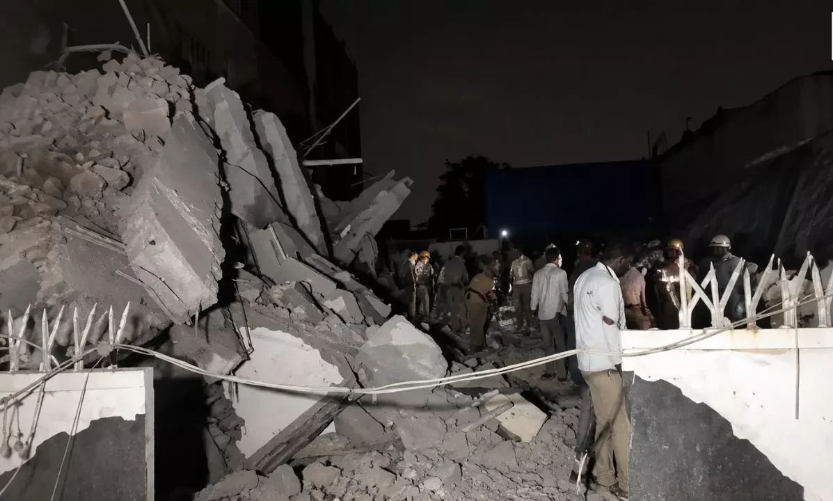 Mehrauli Building Collapse:  दिल्ली में बिल्डिंग गिरने के बाद प्रशासन सख्त,MCD इंजीनियर निलंबित, मजिस्ट्रियल जांच के आदेश