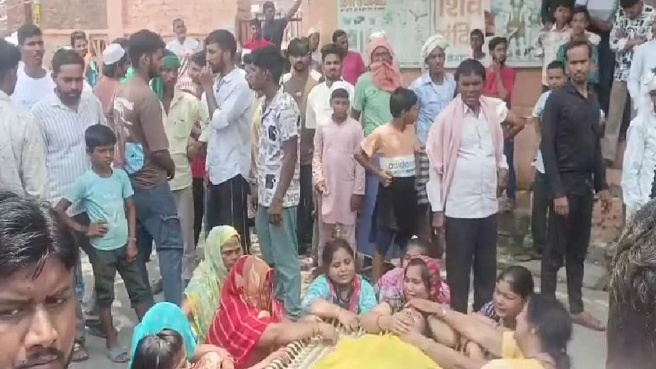 Kannauj News: 11 हजार वोल्ट के टूटे तार ने ली जान,घास लेने गए संविदा कर्मी की दर्दनाक मौत से मचा हड़कंप