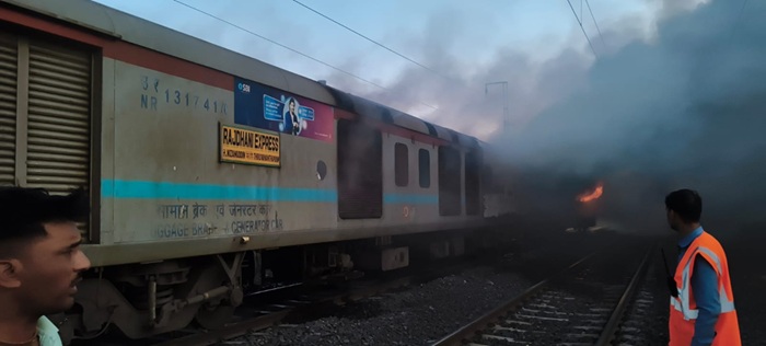 Train incident: आलोट-विक्रमगढ़ स्टेशन के बीच राजधानी एक्सप्रेस में आग, दिल्ली-मुंबई रेल मार्ग प्रभावित