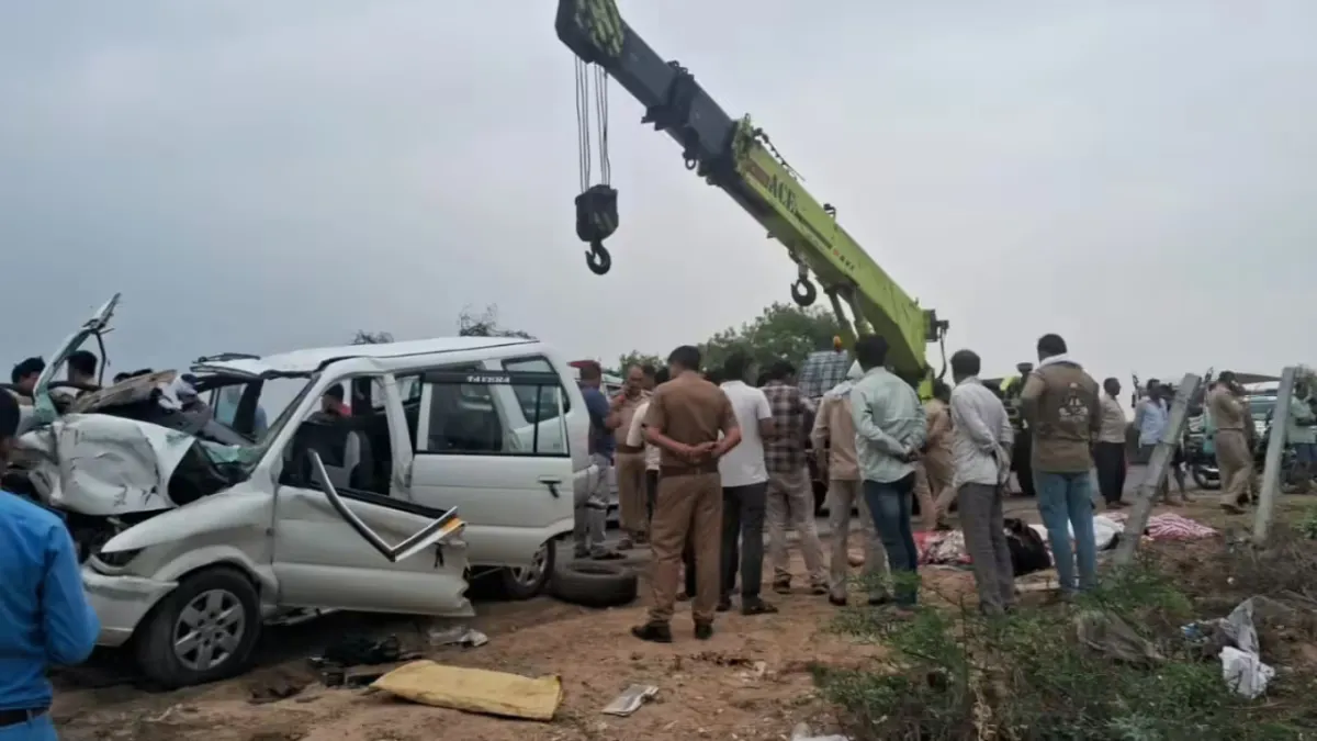 Jalaun News: NH-27 पर भीषण टक्कर, कार के उड़े परखच्चे—छह लोगों की गई जान