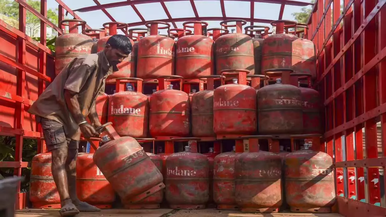 LPG Price Hike: जून की शुरुआत में महंगाई का झटका, कमर्शियल गैस सिलेंडर हुआ महंगा