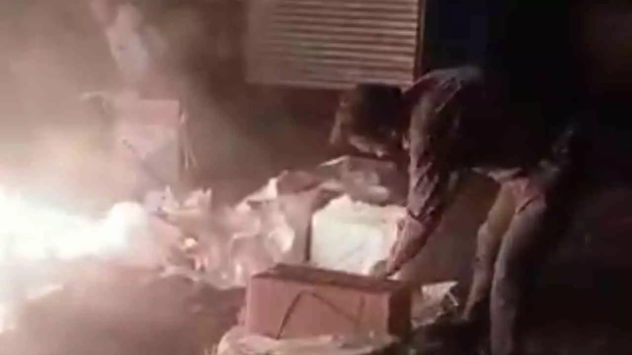 Raebareli News : रायबरेली कलेक्ट्रेट में आधी रात फाइलें जलाने का वीडियो वायरल, प्रशासन में मचा हड़कंप