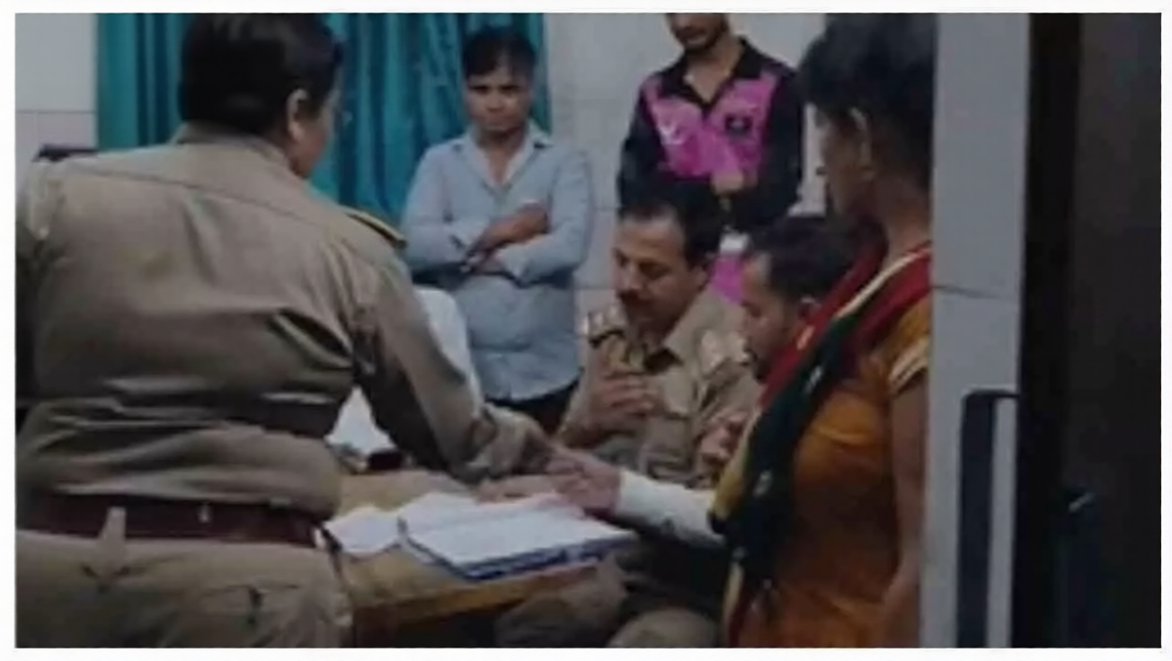 Aligarh News: बाइक सीखने निकली युवती की दर्दनाक मौत, बिजली के खंभे से टकराई तेज रफ्तार बाइक Aligarh News: बाइक सीखने निकली युवती की दर्दनाक मौत, बिजली के खंभे से टकराई तेज रफ्तार बाइक