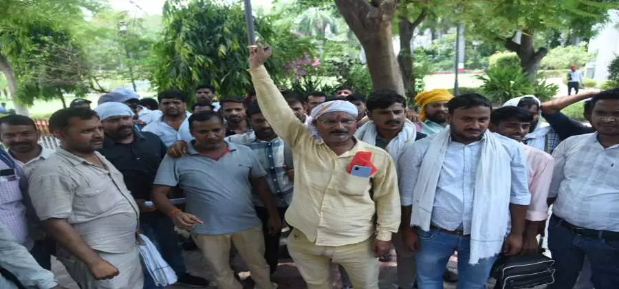 Lucknow News: संविदा परिचालकों का गांधी प्रतिमा पर प्रदर्शन, पुलिस ने हिरासत में लेकर इको गार्डेन भेजा