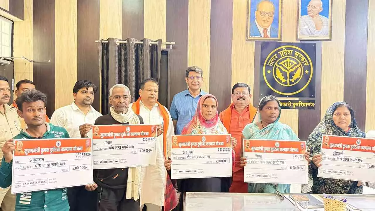 Siddharthnagar News: दुर्घटना पीड़ित परिवारों को मिली राहत, पूर्व विधायक ने बांटे 5-5 लाख के चेक