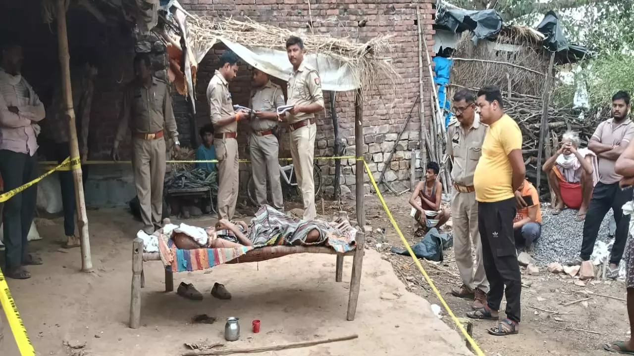 Chitrakoot News:  रात में चारपाई पर सो रहे बुजुर्ग को उतारा मौत के घाट, मौके पर पहुंचे पुलिस अधिकारी