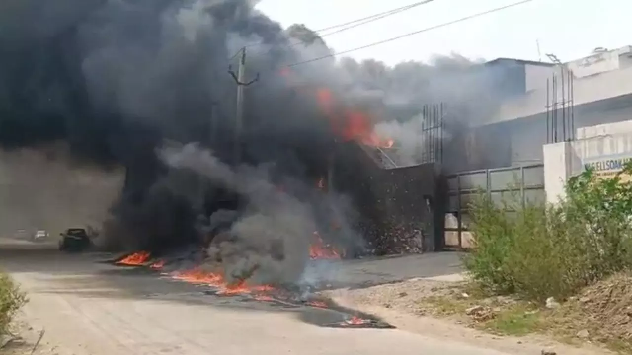 Bhiwadi Factory Fire: भिवाड़ी औद्योगिक क्षेत्र में भीषण आग, दो फैक्ट्रियां चपेट में आने से मची अफरा-तफरी