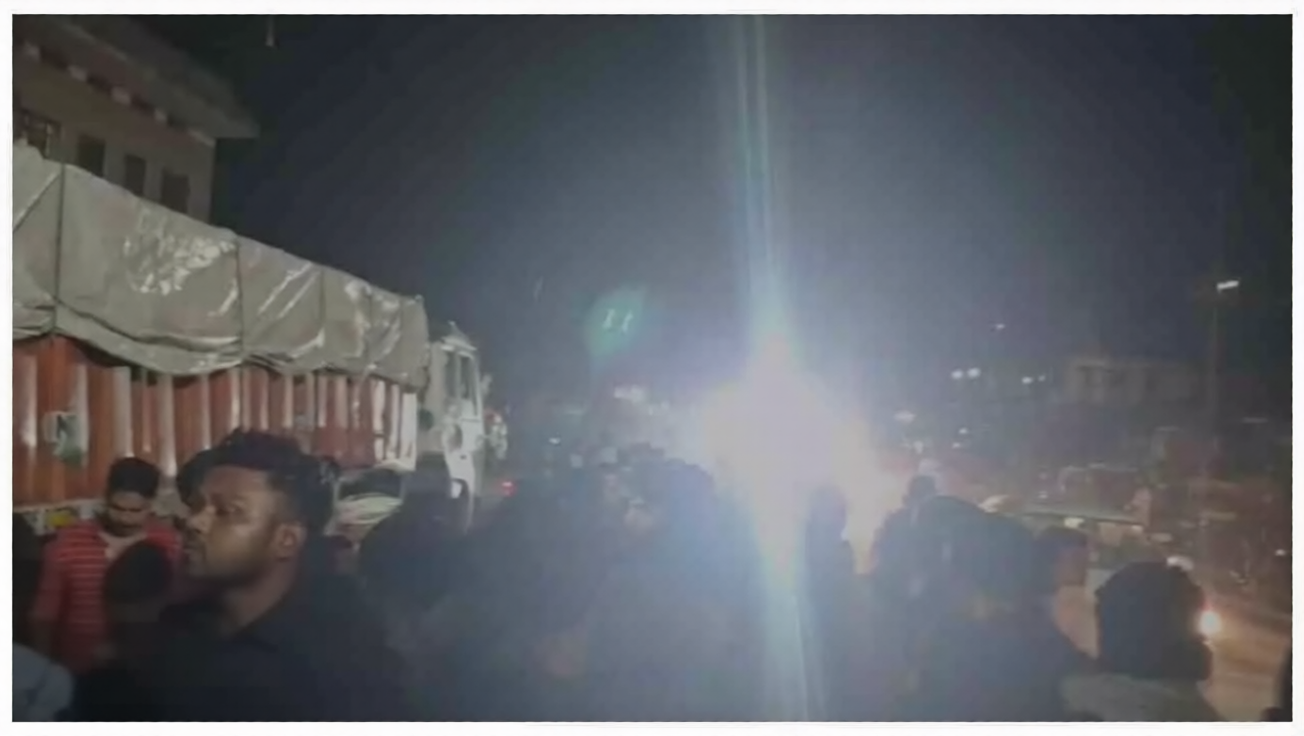 Chandauli News: दुल्हीपुर में दर्दनाक सड़क हादसा, ट्रक की चपेट में आने से महिला की मौत Chandauli News: दुल्हीपुर में दर्दनाक सड़क हादसा, ट्रक की चपेट में आने से महिला की मौत