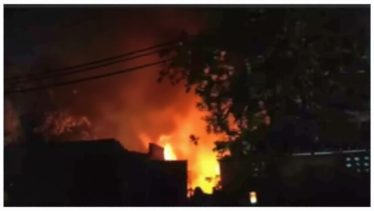 Aligarh News: कबाड़ गोदाम में फिर भड़की भीषण आग, डेयरी तक पहुंचीं लपटें, इलाके में मचा हड़कंप Aligarh News: कबाड़ गोदाम में फिर भड़की भीषण आग, डेयरी तक पहुंचीं लपटें, इलाके में मचा हड़कंप