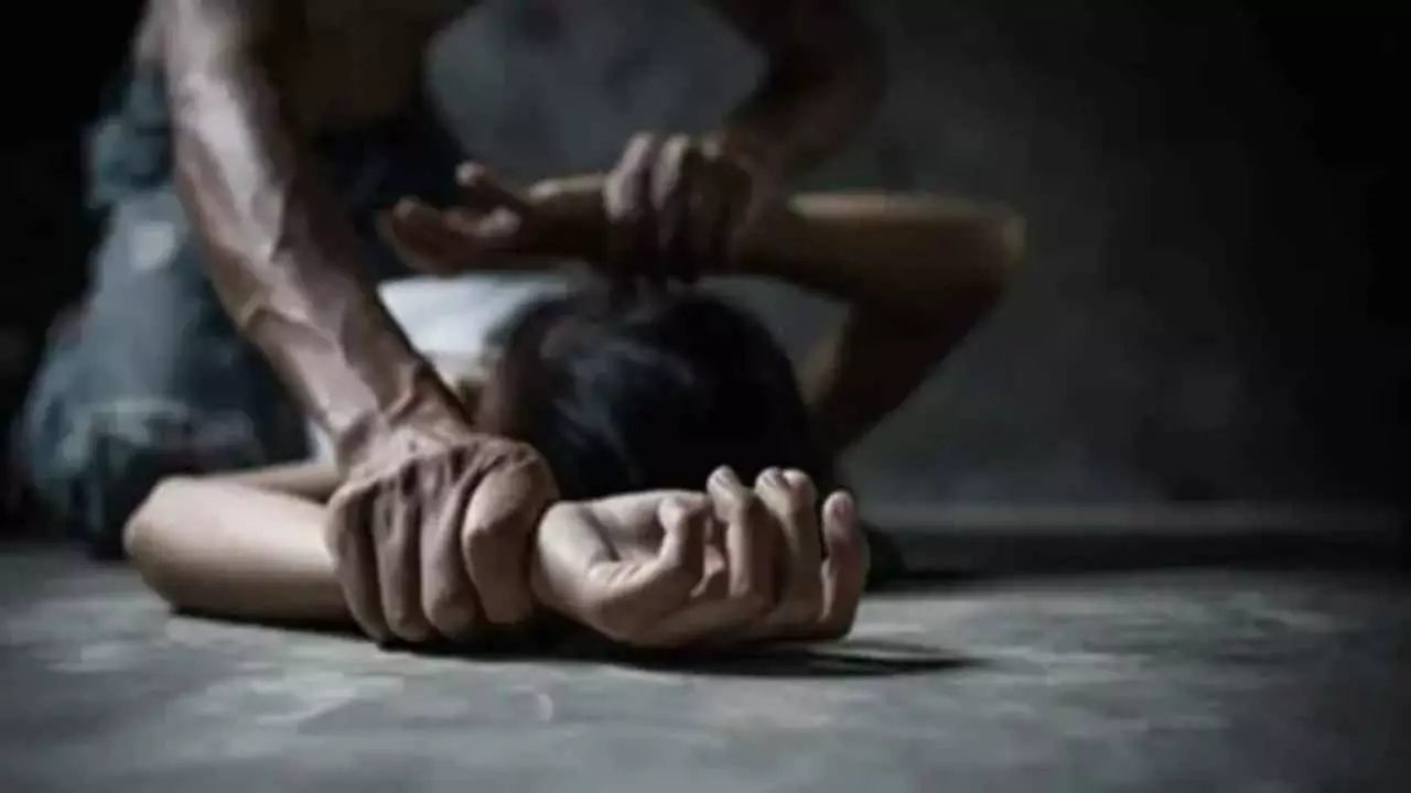 Chandauli News: चंदौली में मानसिक रूप से अस्वस्थ युवती से दुष्कर्म का आरोप, पुलिस ने आरोपी को किया गिरफ्तार Chandauli News: चंदौली में मानसिक रूप से अस्वस्थ युवती से दुष्कर्म का आरोप, पुलिस ने आरोपी को किया गिरफ्तार
