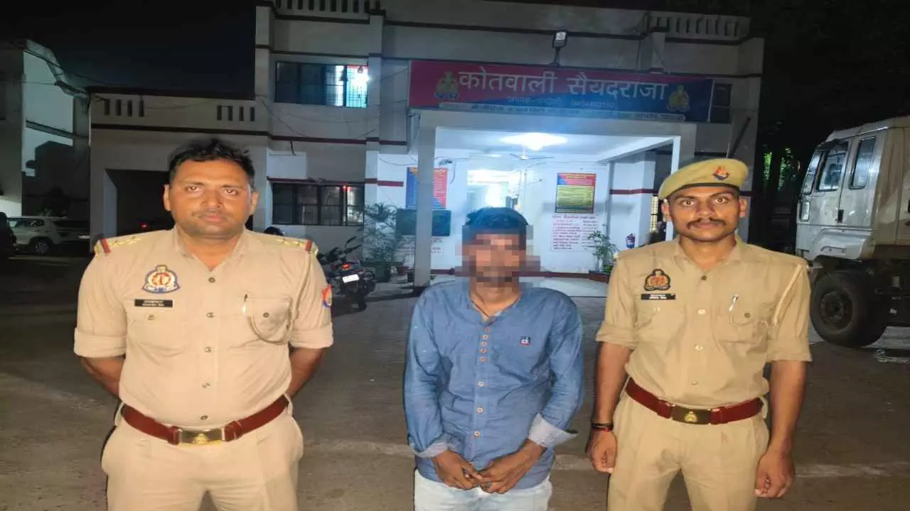 Chandauli News: चंदौली में साइबर ठग गिरफ्तार,लड़कियों के नाम से फर्जी इंस्टाग्राम आईडी बनाकर करता था ठगी Chandauli News: चंदौली में साइबर ठग गिरफ्तार,लड़कियों के नाम से फर्जी इंस्टाग्राम आईडी बनाकर करता था ठगी