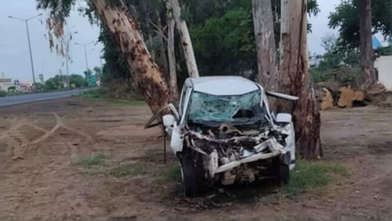 Lakhimpur Kheri News: लखीमपुर खीरी में भीषण हादसा,ट्रॉली में घुसी कार, 2 किलोमीटर तक घसीटता रहा ट्रैक्टर Lakhimpur Kheri News: लखीमपुर खीरी में भीषण हादसा,ट्रॉली में घुसी कार, 2 किलोमीटर तक घसीटता रहा ट्रैक्टर