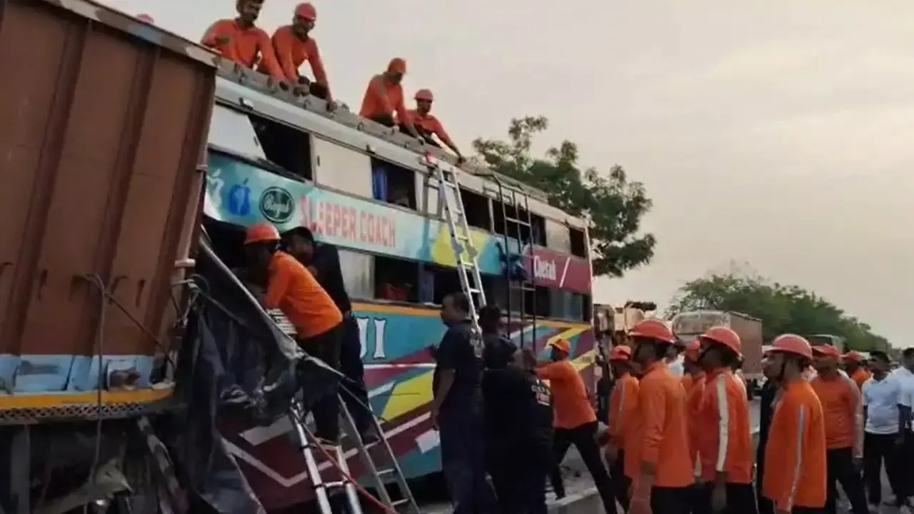 Vadodara Bus Accident: राजस्थान से सूरत जा रही बस बनी मौत का सफर, वडोदरा में दर्दनाक दुर्घटना में 5 यात्रियों की जान गई Vadodara Bus Accident: राजस्थान से सूरत जा रही बस बनी मौत का सफर, वडोदरा में दर्दनाक दुर्घटना में 5 यात्रियों की जान गई