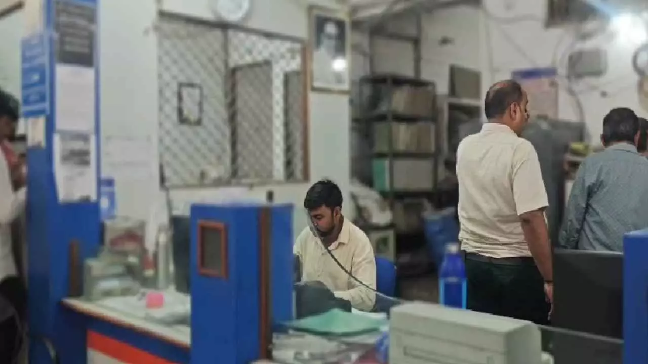 Firozabad News: फिरोजाबाद में बैंक ऑफ इंडिया से गायब हुए गिरवी सोने के 96 पैकेट, शाखा प्रबंधक समेत 3 पर गबन का आरोप Firozabad News: फिरोजाबाद में बैंक ऑफ इंडिया से गायब हुए गिरवी सोने के 96 पैकेट, शाखा प्रबंधक समेत 3 पर गबन का आरोप