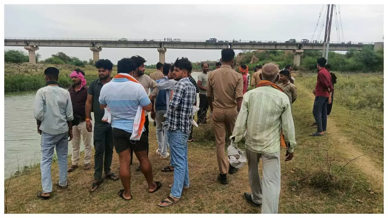 Jalaun News: भीषण गर्मी से राहत बनी काल, माधौगढ़ में नदी में डूबे तीन दोस्तों के शव बरामद