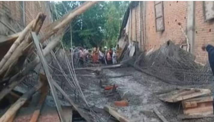 Barabanki News: बाराबंकी में निर्माणाधीन मैरिज लॉन की स्लैब गिरी, एक मजदूर की मौत, कई मलबे में दबे Barabanki News: बाराबंकी में निर्माणाधीन मैरिज लॉन की स्लैब गिरी, एक मजदूर की मौत, कई मलबे में दबे