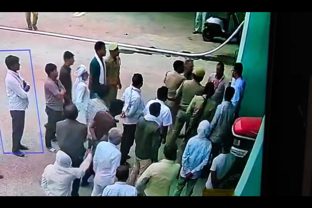 Jalaun News: जालौन ब्लॉक प्रमुख से भिड़े IAS रिंकू राही मारपीट और धक्के का CCTV आया सामने
