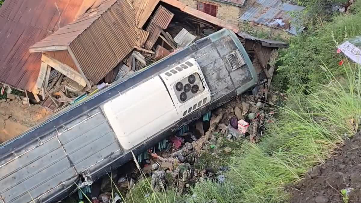 Amarnath Yatra Bus Accident: गांदरबल में अमरनाथ यात्रियों से भरी बस खाई में गिरी, 39 श्रद्धालु घायल