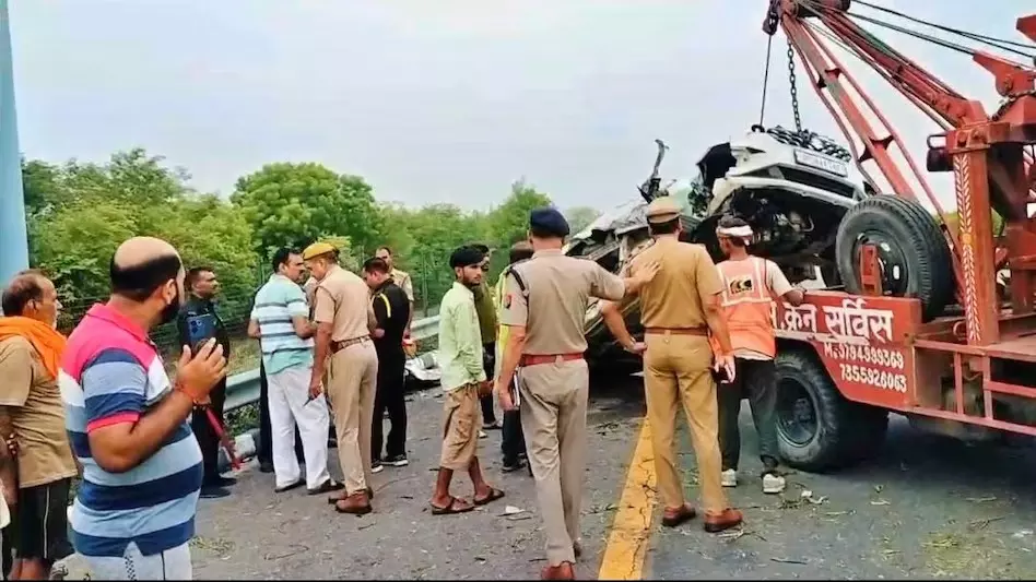 Unnao Road Accident: उन्नाव में भीषण सड़क हादसा,आगरा-लखनऊ एक्सप्रेसवे पर बस ने कार को रौंदा, कई लोगों की मौत