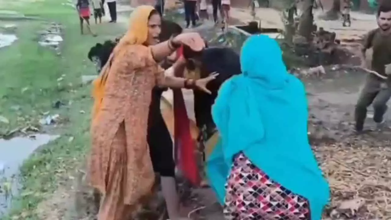 Amethi News: अमेठी में खेत में मिला 19 वर्षीय युवती का शव, इलाके में सनसनी; जांच में जुटी पुलिस Amethi News: अमेठी में खेत में मिला 19 वर्षीय युवती का शव, इलाके में सनसनी; जांच में जुटी पुलिस