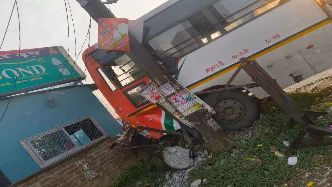 Raebareli News: बड़ा हादसा टला, रोडवेज बस की ट्रक से टक्कर के बाद भी नहीं छूटी UP TET परीक्षा Raebareli News: बड़ा हादसा टला, रोडवेज बस की ट्रक से टक्कर के बाद भी नहीं छूटी UP TET परीक्षा