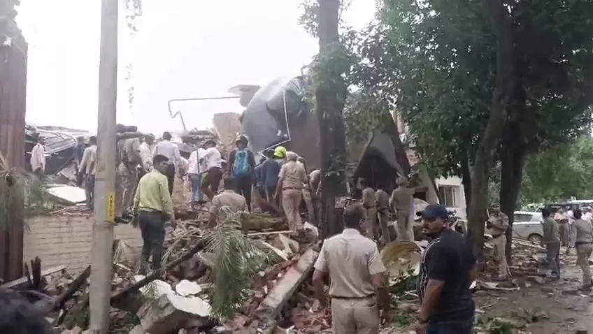 Chandigarh Building Collapse: 54 साल पुरानी इमारत भरभराकर गिरी, मेरठ के 2 लोगों की मौत Chandigarh Building Collapse: 54 साल पुरानी इमारत भरभराकर गिरी, मेरठ के 2 लोगों की मौत