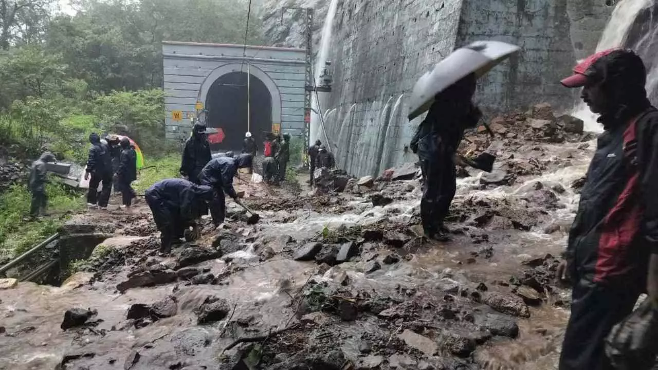 Mumbai Rain Crisis: 3 दिन की मूसलाधार बारिश से मुंबई तीन तरफ से घिरी, हाईवे बंद, भूस्खलन और जलभराव से हजारों लोग फंसे Mumbai Rain Crisis: 3 दिन की मूसलाधार बारिश से मुंबई तीन तरफ से घिरी, हाईवे बंद, भूस्खलन और जलभराव से हजारों लोग फंसे
