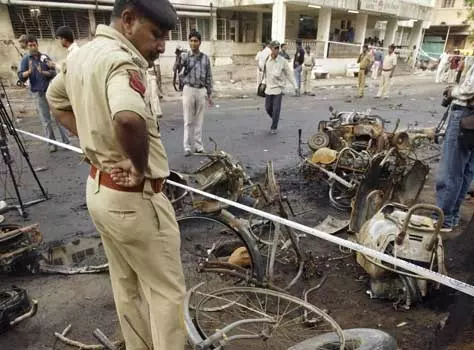 Ahmedabad Serial Blast Case: गुजरात हाईकोर्ट ने बरकरार रखी 38 आतंकियों की फांसी, 11 की उम्रकैद भी कायम Ahmedabad Serial Blast Case: गुजरात हाईकोर्ट ने बरकरार रखी 38 आतंकियों की फांसी, 11 की उम्रकैद भी कायम