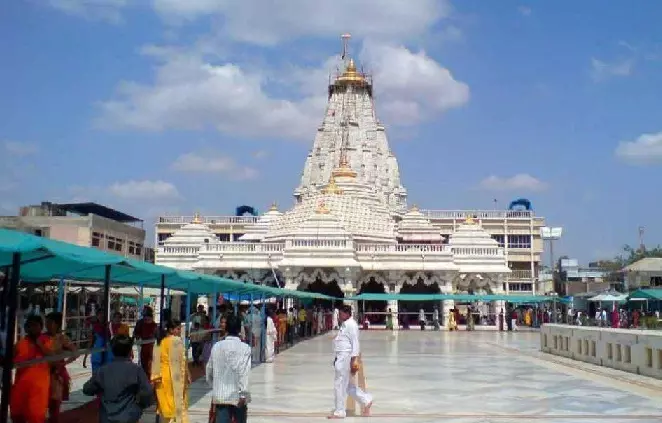 Gujarat Ambaji Temple Theft: अंबाजी मंदिर दानपात्र चोरी का CCTV आया सामने, आरोपी ने पैर के नीचे छिपाए नोटों के बंडल Gujarat Ambaji Temple Theft: अंबाजी मंदिर दानपात्र चोरी का CCTV आया सामने, आरोपी ने पैर के नीचे छिपाए नोटों के बंडल