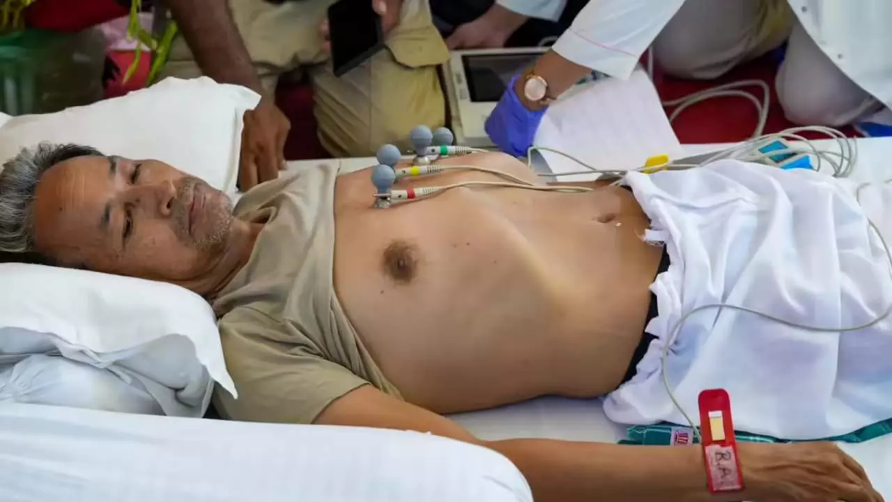 Sonam Wangchuk Health Update: अनशन के 19वें दिन बिगड़ी तबीयत, डॉक्टर ने दी मल्टी-ऑर्गन फेलियर की चेतावनी Sonam Wangchuk Health Update: अनशन के 19वें दिन बिगड़ी तबीयत, डॉक्टर ने दी मल्टी-ऑर्गन फेलियर की चेतावनी