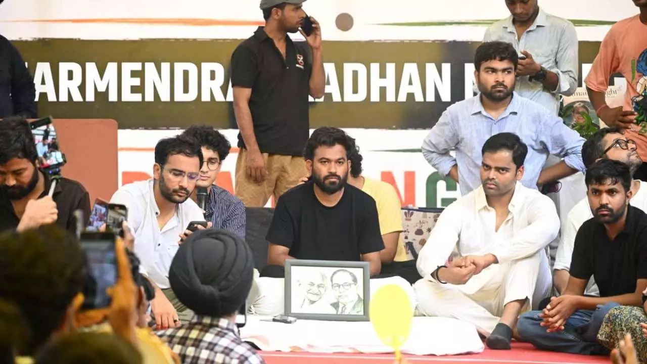 Abhijeet Dipke Hunger Strike: सोनम वांगचुक के अस्पताल पहुंचते ही अभिजीत दिपके का बड़ा ऐलान, आज से आमरण अनशन शुरू Abhijeet Dipke Hunger Strike: सोनम वांगचुक के अस्पताल पहुंचते ही अभिजीत दिपके का बड़ा ऐलान, आज से आमरण अनशन शुरू
