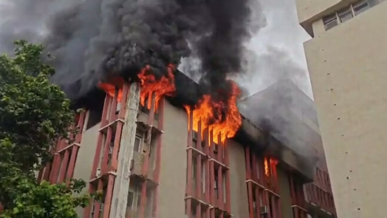 Lucknow News: लखनऊ के जवाहर भवन में भीषण आग, चौथी मंजिल पर मची अफरा-तफरी; दमकल की कई गाड़ियां मौके पर Lucknow News: लखनऊ के जवाहर भवन में भीषण आग, चौथी मंजिल पर मची अफरा-तफरी; दमकल की कई गाड़ियां मौके पर