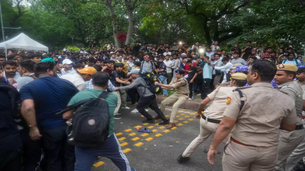 CJP-Police Clash: जंतर-मंतर पर ‘संसद चलो’ मार्च के दौरान बवाल, पुलिस-प्रदर्शनकारियों में हिंसक झड़प CJP-Police Clash: जंतर-मंतर पर ‘संसद चलो’ मार्च के दौरान बवाल, पुलिस-प्रदर्शनकारियों में हिंसक झड़प