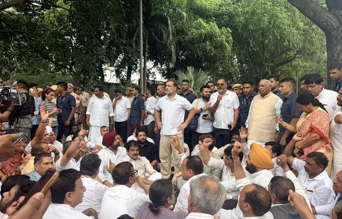 Lok Kalyan Marg Protest: राहुल गांधी का पीएम आवास के पास प्रदर्शन, मोदी और अमित शाह के इस्तीफे की मांग Lok Kalyan Marg Protest: राहुल गांधी का पीएम आवास के पास प्रदर्शन, मोदी और अमित शाह के इस्तीफे की मांग
