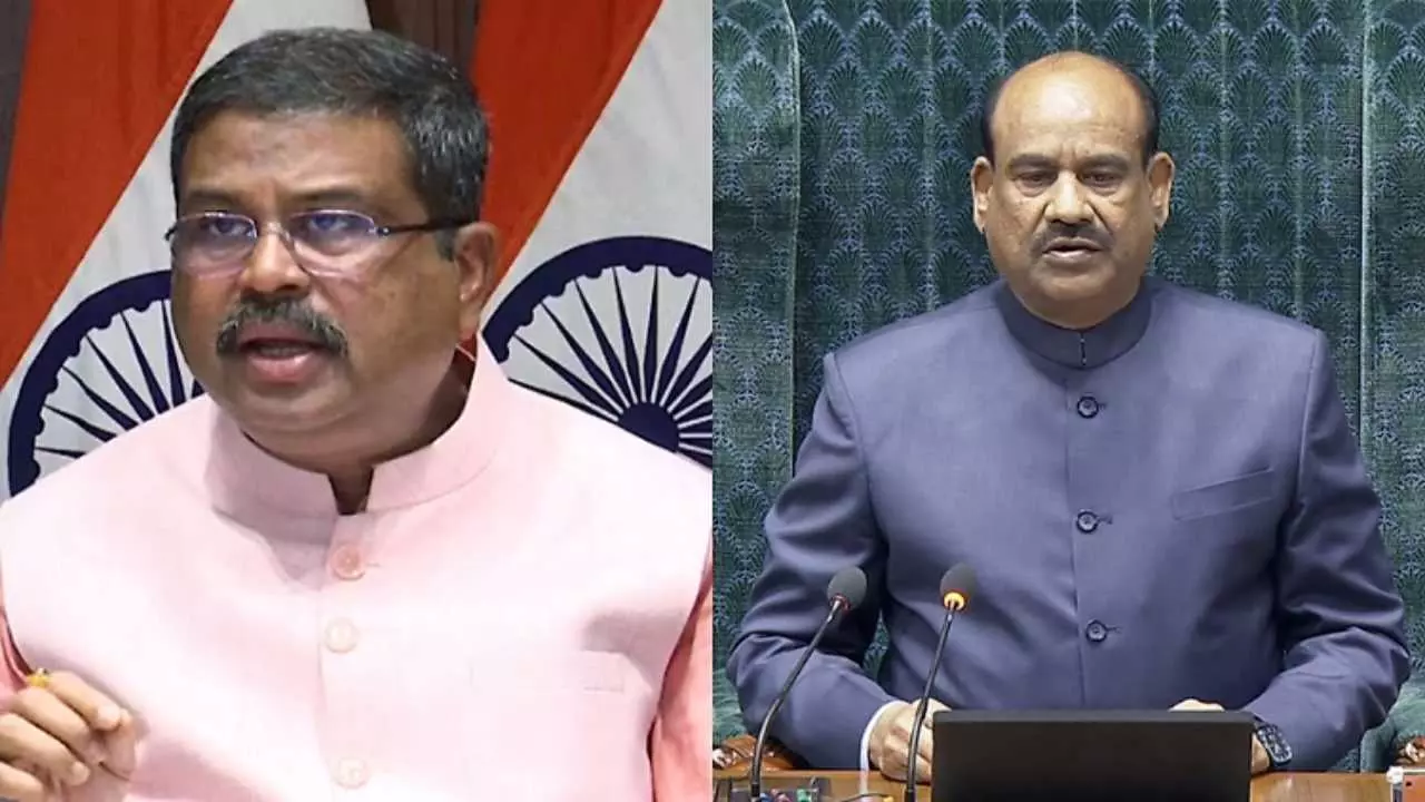 Dharmendra Pradhan Meets Om Birla: संसद में हंगामे के बीच धर्मेंद्र प्रधान पहुंचे ओम बिरला के चैंबर, हाई-प्रोफाइल मुलाकात से तेज हुए कयास Dharmendra Pradhan Meets Om Birla: संसद में हंगामे के बीच धर्मेंद्र प्रधान पहुंचे ओम बिरला के चैंबर, हाई-प्रोफाइल मुलाकात से तेज हुए कयास