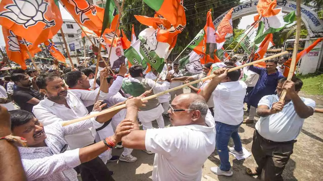 Patna BJP-Congress Clash: पटना में BJP-Congress कार्यकर्ताओं के बीच हिंसक झड़प, सदाकत आश्रम के बाहर जमकर चले पत्थर और लाठियां