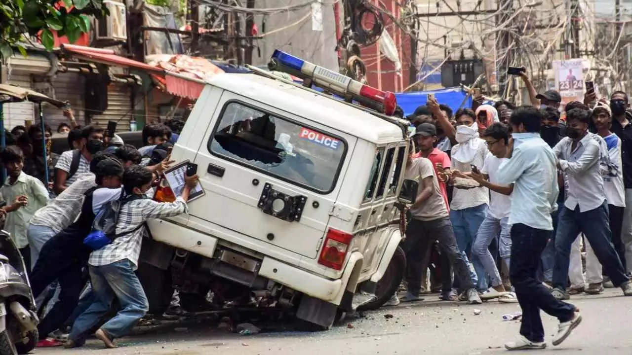 Bihar Bandh Violence: NEET विवाद पर बिहार बंद के बाद एक्शन में पुलिस, संदिग्धों की तस्वीरें जारी कर मांगी जनता से मदद