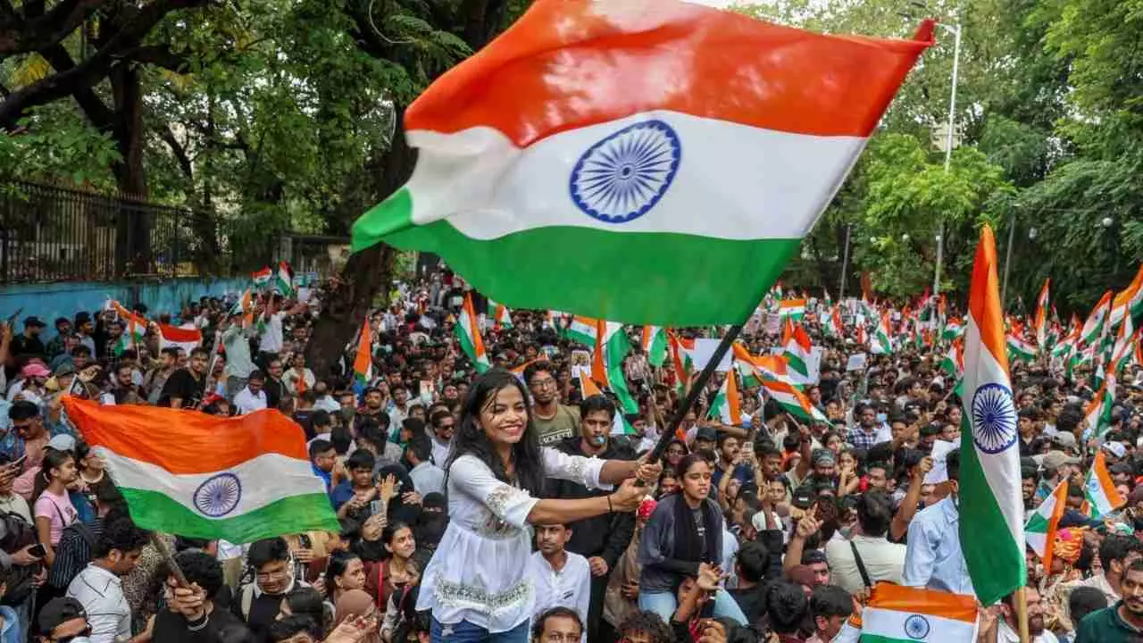 CJP Women Protesters News:  छात्र आंदोलन में शामिल महिला प्रदर्शनकारियों पर विवादित टिप्पणियों से मचा बवाल