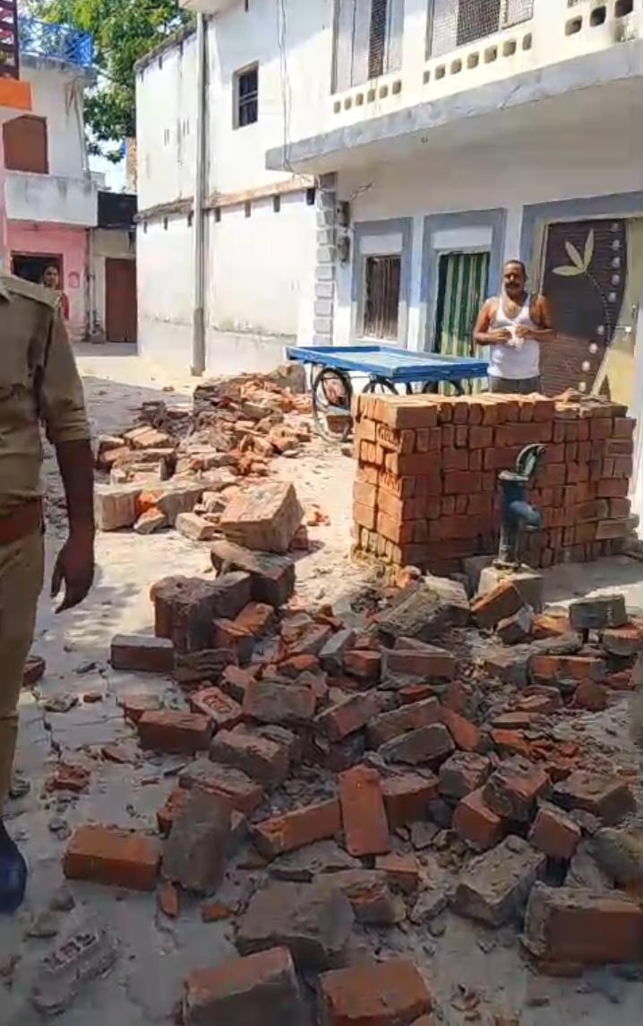 Barabanki news: बाउंड्री वॉल तोड़कर महिलाओं से मारपीट, CCTV कैमरा भी उखाड़ ले गए दबंग