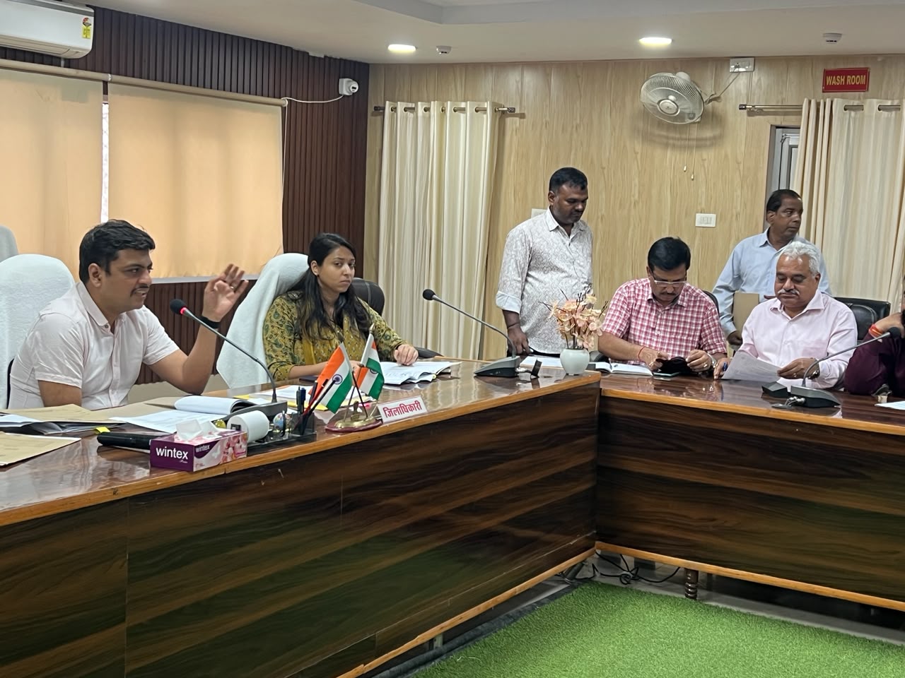 Barabanki news: डीएम की अध्यक्षता में जिला वाणिज्य बंधु, उद्योग बंधु एवं श्रम बंधु समितियों की संयुक्त बैठक सम्पन्न