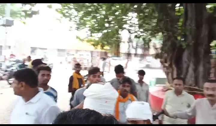 Barabanki News: जमीनी विवाद में खूनी संघर्ष  दोनों पक्षों के करीब एक दर्जन लोग घायल एक की मौत एक गंभीर