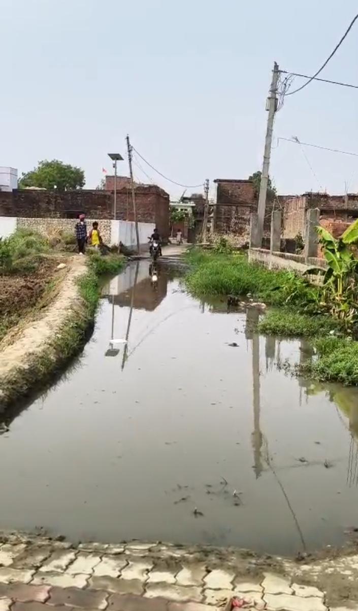 Chandauli News: चंदौली के दिघवट गांव में बदहाल सड़क और नाली व्यवस्था पर ग्रामीणों का फूटा गुस्सा, नई इंटरलॉकिंग सड़क धंसने का आरोप, जांच की मांग