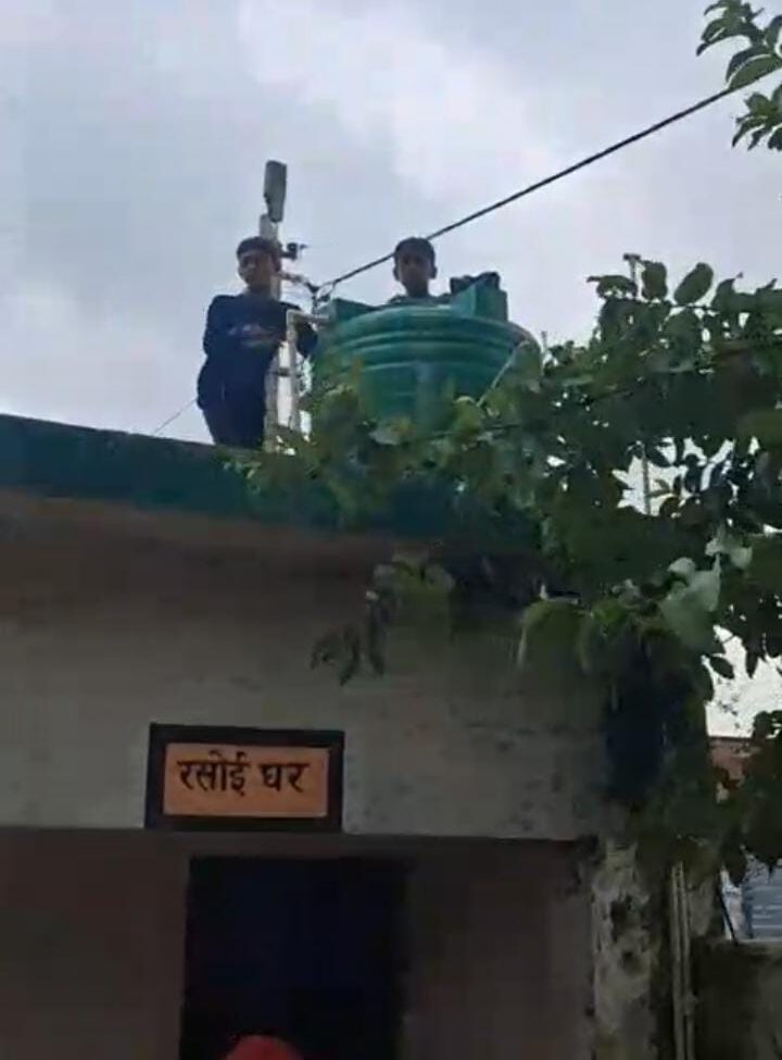 Barabanki news: पानी की टंकी साफ करते और पोछा लगाते दिखे छात्र-छात्राएं, शिक्षा व्यवस्था पर उठे सवाल; वीडियो की आधिकारिक पुष्टि नहीं