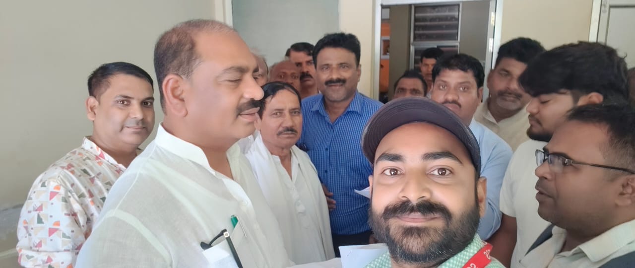 UP News: फूलपुर सांसद प्रवीण पटेल के आवास पर प्रतिदिन लगता है जनता दरबार, समस्याओं के त्वरित निस्तारण के दिए निर्देश